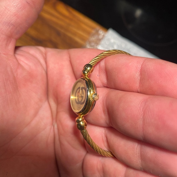 Vintage GUCCI 2047L Women's Cable Bangle Bracelet Watch  Face Gold Logo. - Picture 10 of 10